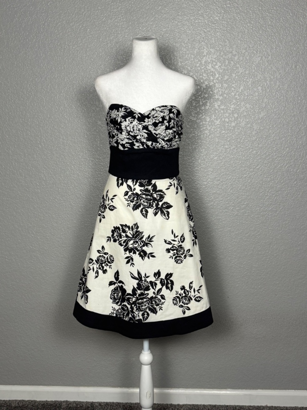 White House Black Market Strapless Black & White A Line Fit & Flare Size 6 - Picture 2 of 11